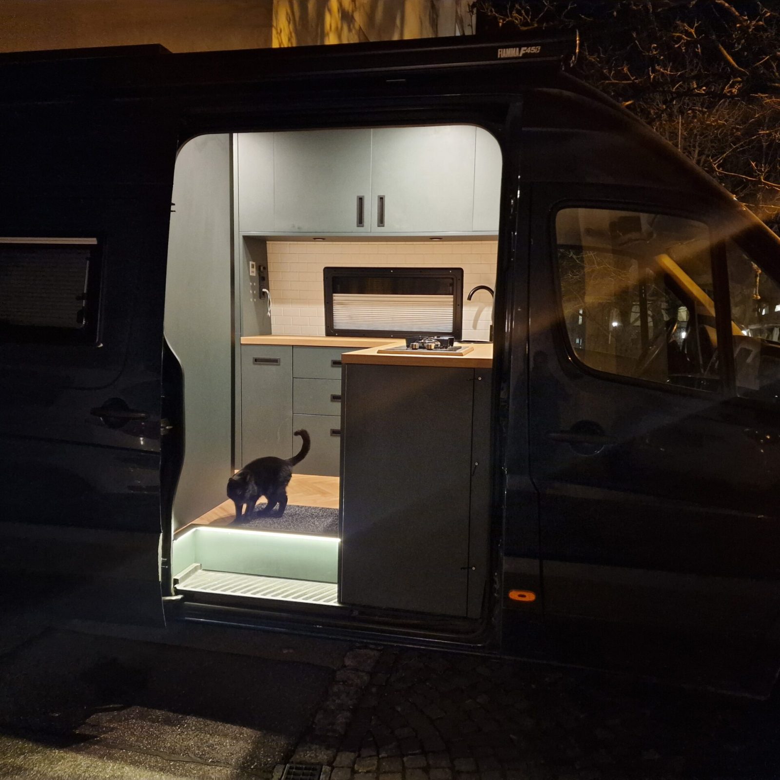 Showroom Ansicht Schiebetüre bei Nacht