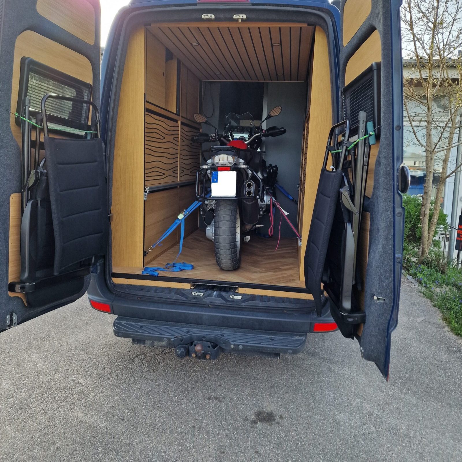 Showroom Heckansicht mit geladenem Motorrad