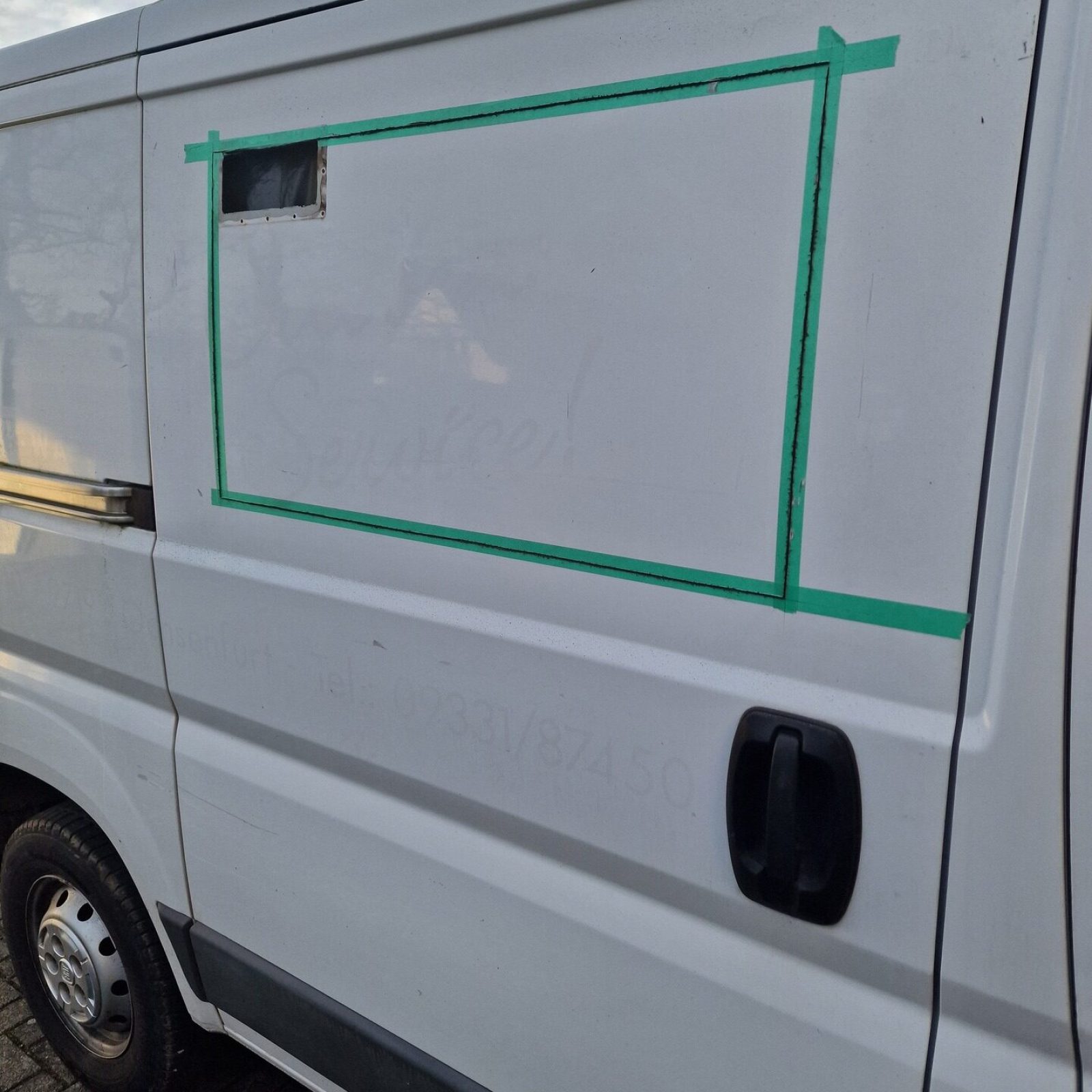 Showroom Vorbereitung Fensterausschnitt