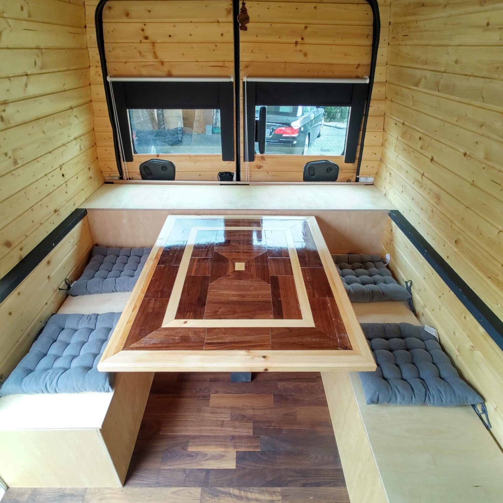 Showroom Schöne Sitzgelegenheit mit Nussbaum-Fichten Intarsien