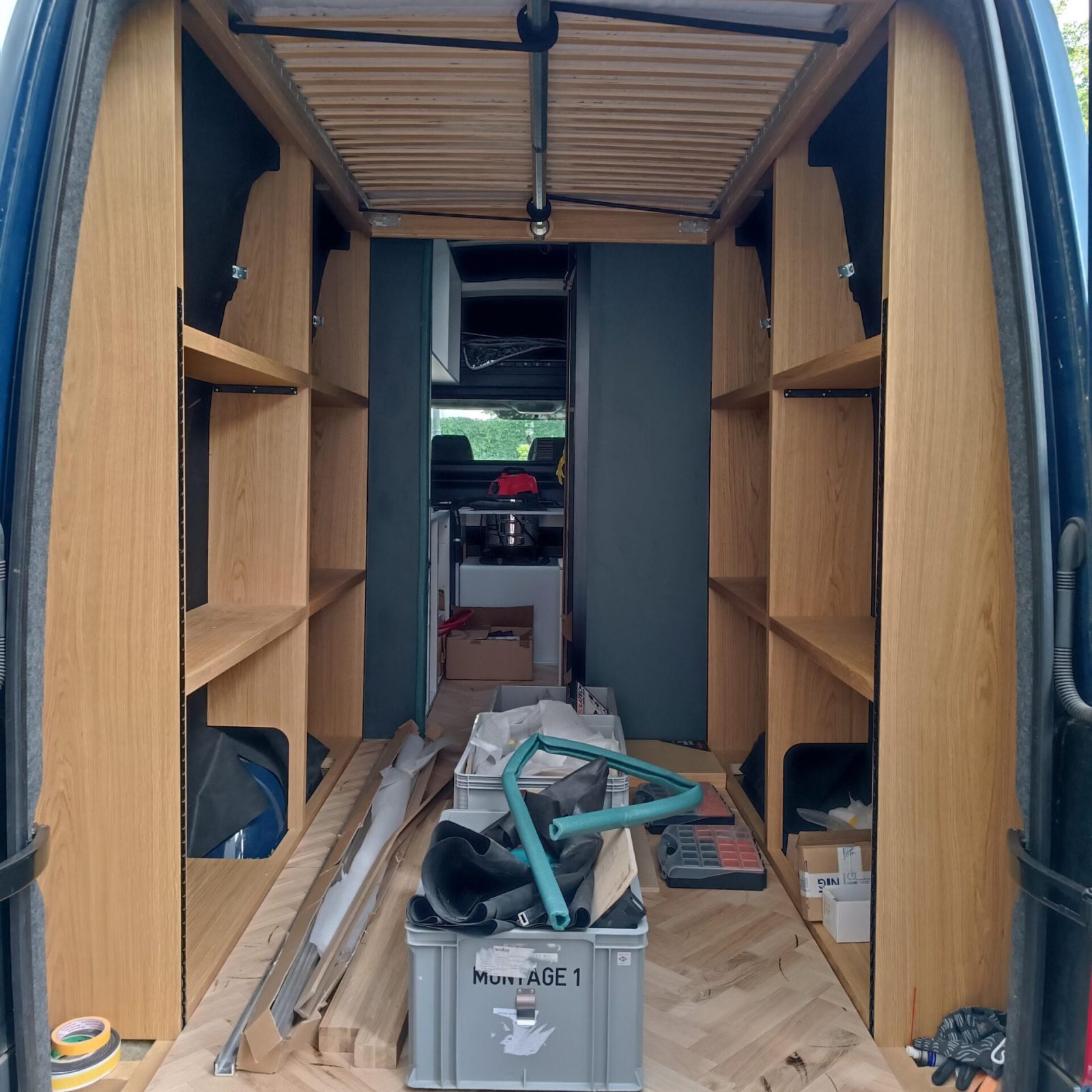 Showroom Montage Regale und Hubbett