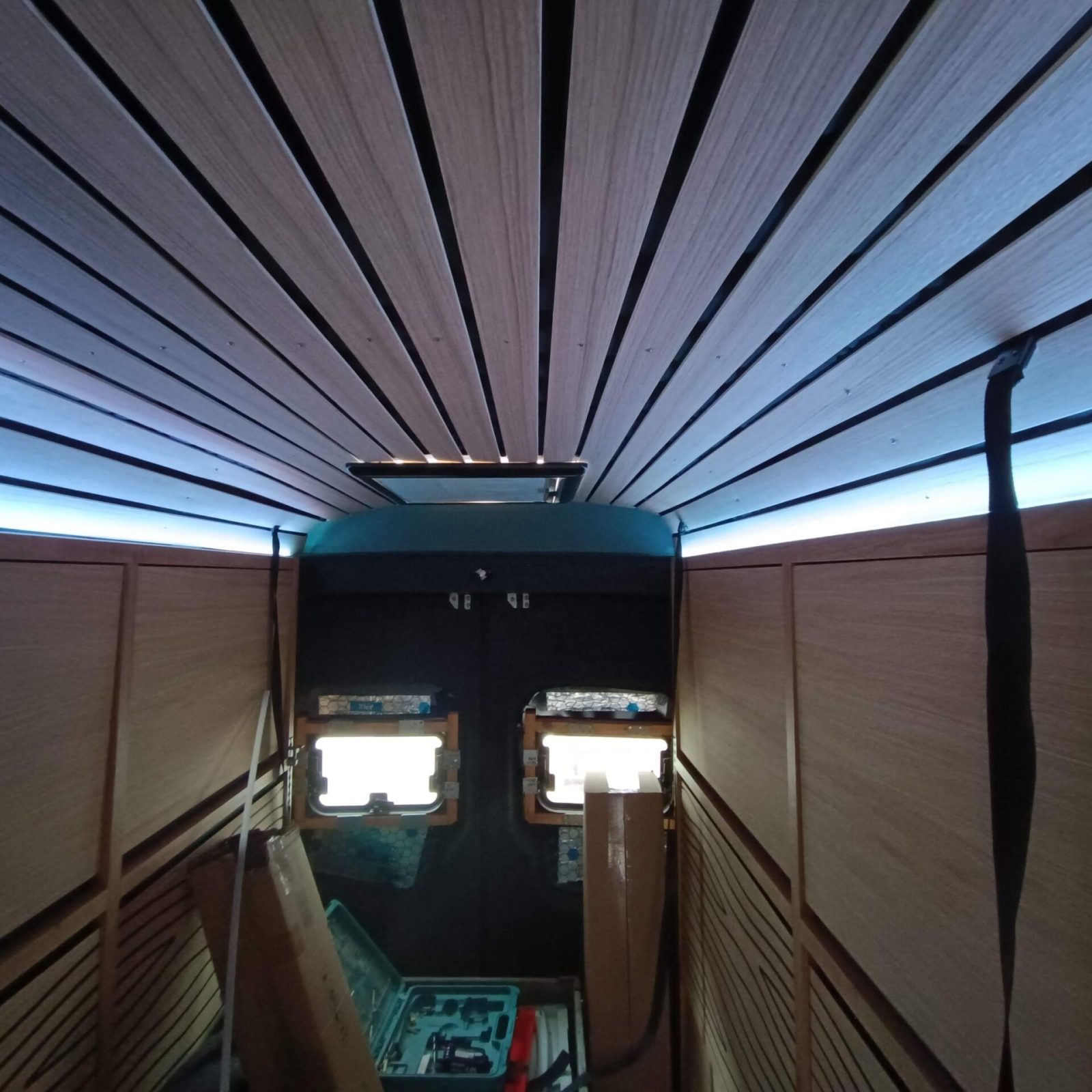 Showroom Indirekte Beleuchtung Regale