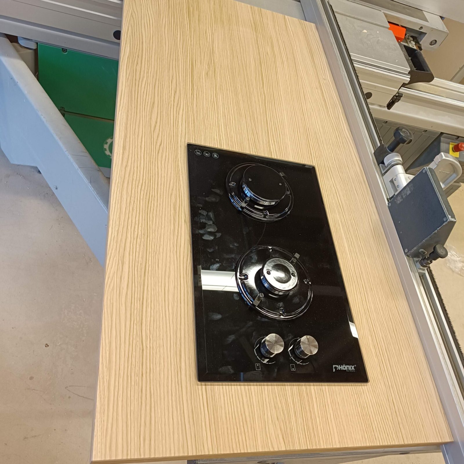 Showroom Gaskochfeld einfräsen