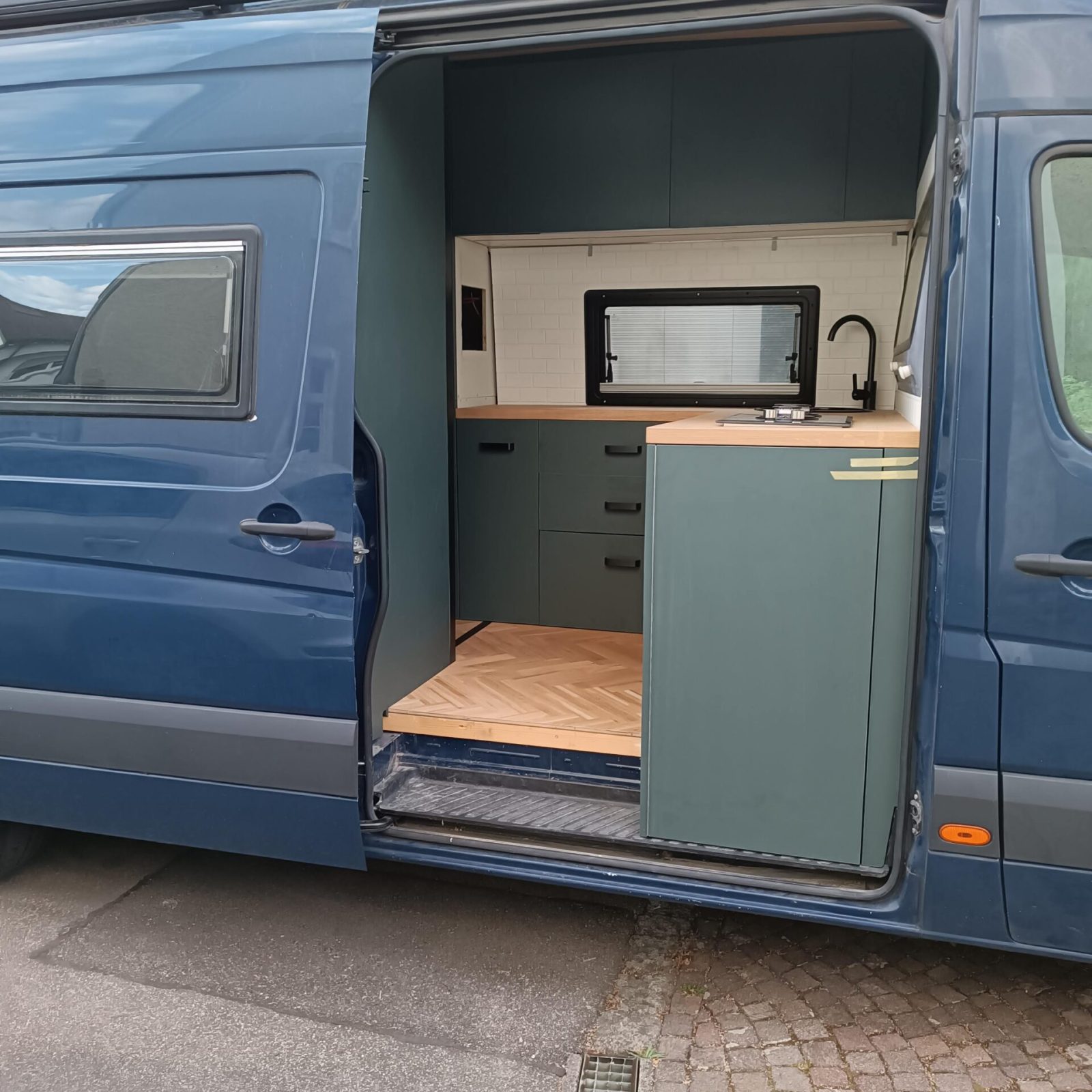 Showroom Ansicht Schiebetür fertiger Ausbau